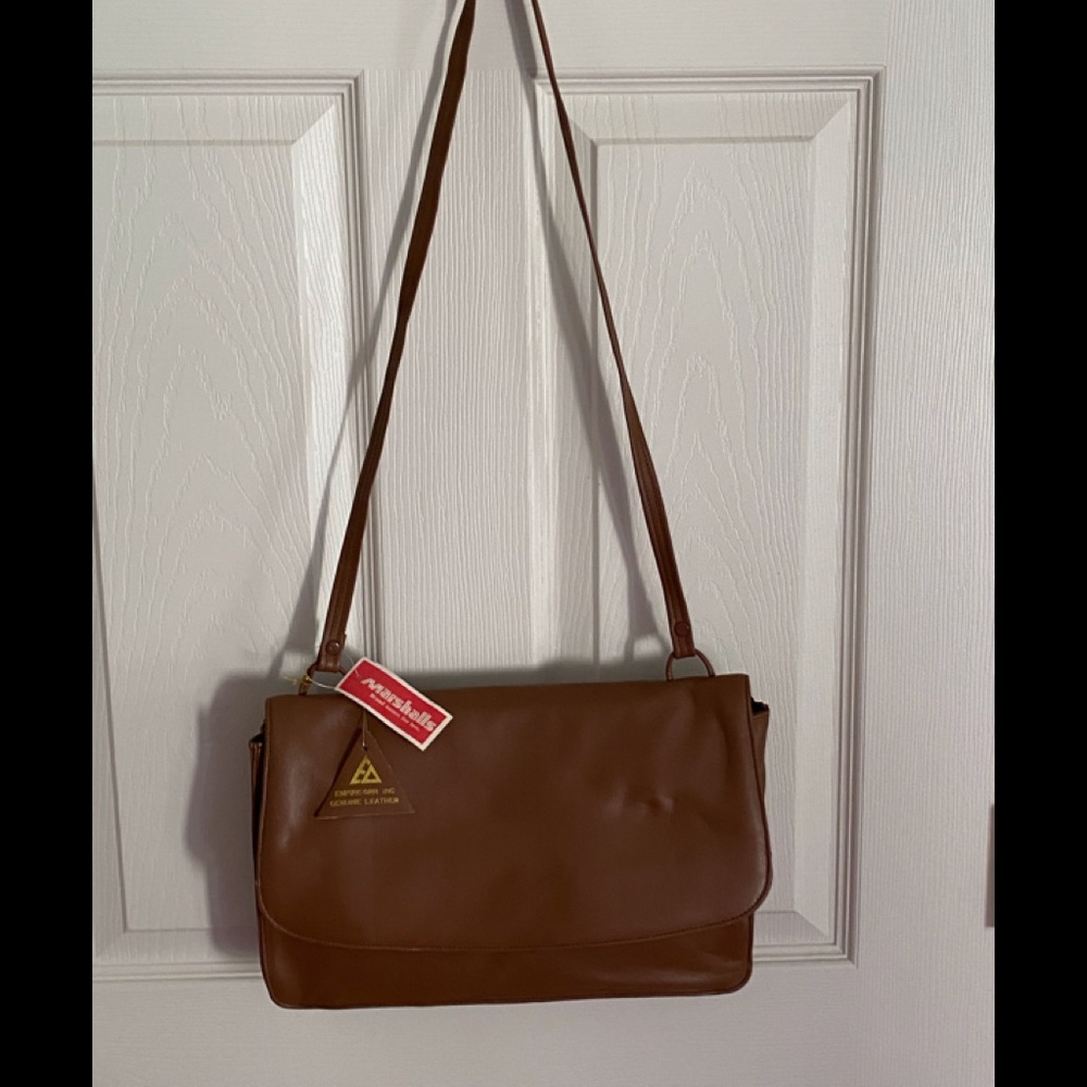 Ladies leather crossbody/shoulder bag. NWT.